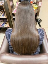 【商材の紹介と塗布】大人女性の髪質に合わせた贅沢ケア
