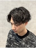 センターパートツイストスパイラルパーマメンズ刈り上げマッシュ