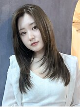 ロティー(loty) レイヤーカット センターパート オリーブベージュ 透明感カラー