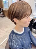 ベージュカラーの耳掛けマッシュショート