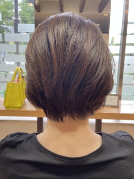 ヴィサージュクルー(VISAGE crew) ひし形と毛流れが素敵なショートボブデザイン!