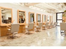 メンズヘア ガーデン 銀座(Men's hair GARDEN)の雰囲気（銀座で白と木目で統一された店内でリラックスした空間［銀座］）