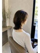 カフレ 岩出(CAFRE)&nbsp;大人レイヤーミディ／くびれヘア×透明感ブラウン