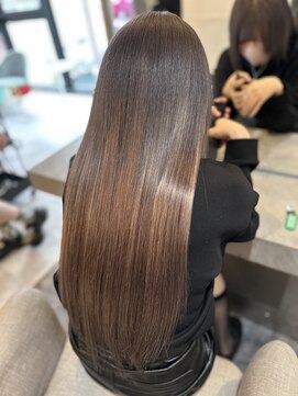 ラビス 浦和(Lovis) グレーベージュ/レイヤーロング/アッシュカラー/前髪パーマ/浦和