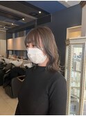 グレージュのローライトカラー！外はねミディアム