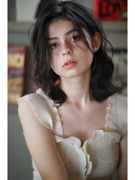 ラべリー 池袋(LOVELEY) 波巻きウェーブミディ  透明感