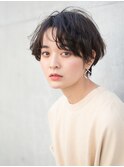 大人かわいいマッシュショートセンターパートフェザーバング黒髪