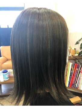 ヌーボヘアー(Nubo Hair) 細ハイライトのアッシュカラー×ナチュラル外ハネスタイル