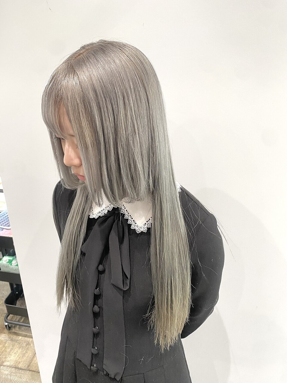 ホワイトグレージュ×姫カット 個性派ロングスタイル：L197052101