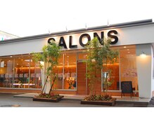 サロンズヘアー 福山三吉店(SALONS HAIR)の雰囲気（駐車場9台完備◎白い建物にガラス張りの窓です）