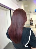 深みとツヤが引き立つワインレッド