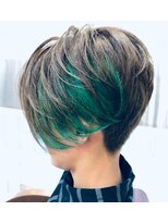 ブルーガーデン(BLUE GARDEN)&nbsp;インナーグリーンのショートボブ♪