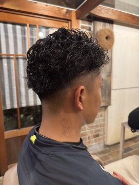 テントヘアー(tent hair) 強めカールで男らしさ全開のメンズパーマ