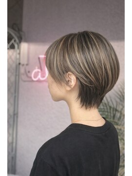 アットティー 金沢文庫(at tee...) 丸みショート/白髪ぼかしハイライト/40代/50代/60代/金沢文庫