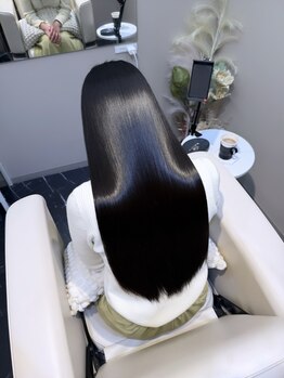 ウル プラス シア(ulu + sia)の写真/うねり・広がりを「魅せる艶髪」へ。毎朝のアイロン卒業!不自然さゼロの柔らかい「自然なストレート」