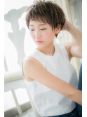 斜めバングの女らしさショート