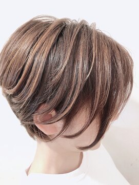 アフティ(afumty) えりあしスッキリの前下がりショート。