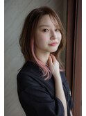 外はねミディアム×ピンクのイヤリングカラー×シースルーバング