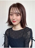 流し前髪の外はねボブと透明感ブラウンカラーの大人スタイル