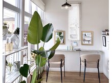 ヘアーデザイン フィーカ 大在店(hair Design fika.)の雰囲気(白を基調とした可愛らしい店内!細かいところにこだわりが♪)