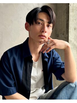 キュー(Cue_) ナチュラルストレート七三ツーブロックセンターパート