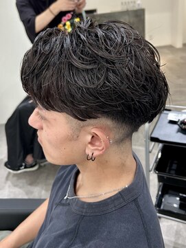 ヒュイル バイ ニアウ(Hwyl by Niau) メンズカットパーマセンターパートアップバングニュアンスパーマ