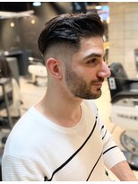 フランクスバーバー アンド ビアークラブ(FRANK'S BARBER and BEER CLUB)&nbsp;外国人風かき上げスキンフェードサイドグラデーション七三分け