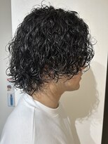 ヒュイル バイ ニアウ(Hwyl by Niau) メンズセンターパート波巻スパイラルパーマニュアンスパーマ眉毛