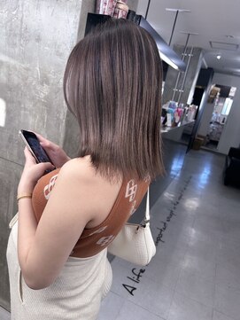 キング(K!ng) ハイライトカラーミルクティーベージュレイヤーカット