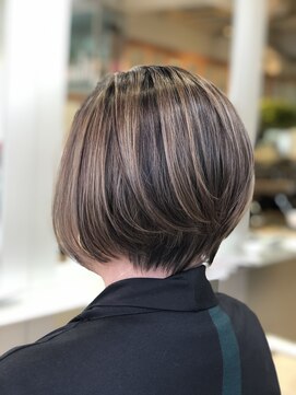 プラグ(Plug) ハイライト×丸みのある前下がりショートボブミルクテーブラウン