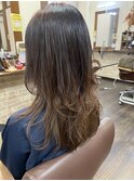 トップにボリュームアップ毛先遊ばせミディアム