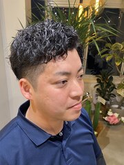 【強めパーマスタイルで大人男性も遊びを】