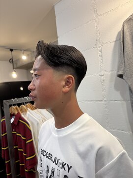 グッドプレイスアンドシング(Good Place&thing) センターパート　テーパーフェードスタイル