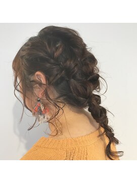 オンアフライデー(on a friday) 編み込みアレンジ