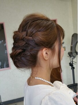 ウィット アンド ラファム Wit &La Famme 編み込みで作るシニヨンアップ