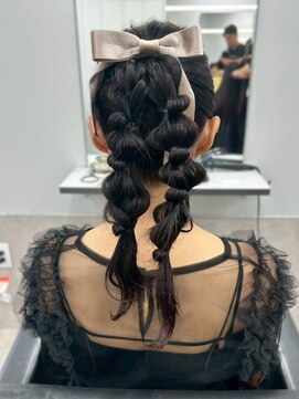 ロイオブジゼル(roi of GiseL) ヘアセット リボンアレンジ 編みおろしツイン お呼ばれ 結婚式