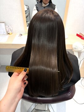 透明感×ツヤ感の“寒色ブラウンカラー”