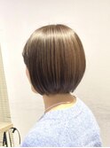 イメチェンホワイトブロンド外ハネボブ美髪ワイドバング