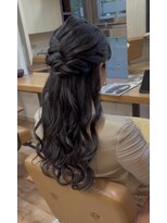 ヴィサージュクルー(VISAGE crew)&nbsp;ロングヘアと毛量を活かしてボリュームハーフアップ！