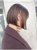 グレージュイルミナカラーミルクティーベージュ前下がりミニボブ
