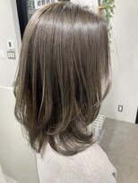 ユウル 横浜(juhl.)&nbsp;レイヤーカットカーキアッシュ２０代３０代４０代オリーブカラー