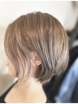 クワーチワマ(KwaatsiWam)の写真/グレイカラーでも明るくオシャレに染められます♪白髪ぼかしも上品で透明感ある色味のカラーが魅力◎