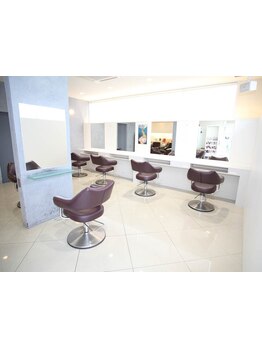 優しい自然光と木のぬくもりが溢れる店内。少人数制だからゆったり過ごせる♪