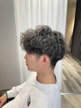 レーゲンボーゲン(REGENBOGEN)の写真/こだわりの薬剤で再現性の高いメンズパーマを設計◎