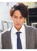 スーツ短髪ツーブロック束感モテる黒髪パーマ流行新郎髪型結婚式