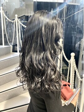 オンザ(ONTHE) 『艶』と『くすみ』ダークトーングレーセミロング【林京平】