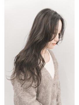 シカ(sica) 透明感のあるオリーブグレージュロングスタイル。