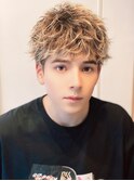 ハイトーンで魅せるスパイキショート
