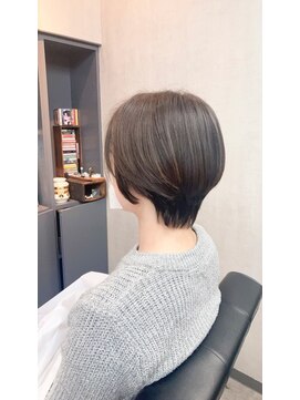 オト(oto) 上品さと洗練を叶える大人ショート/レイヤー/くびれ/艶感