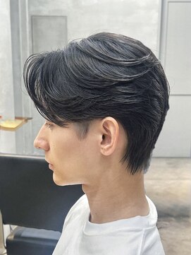 トゥイン 八王子(TWIN) 刈り上げセンターパートフェザーパーマブルーブラック八王子